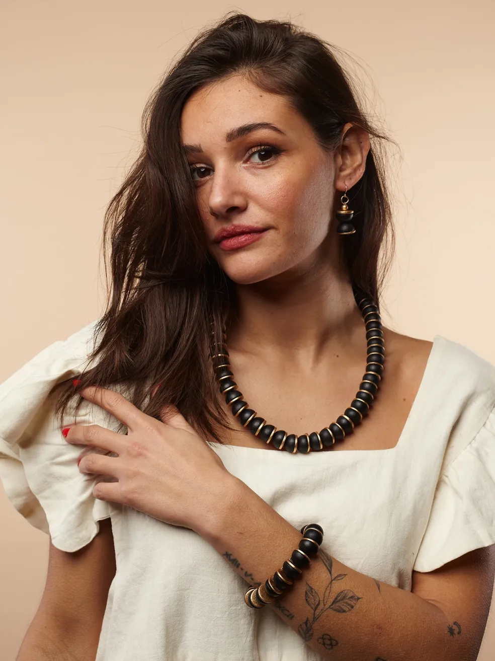 bracciale_legno_karla_met_1.webp Bracciale legno Karla metallic