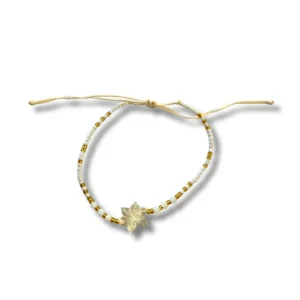 Bracciale regolabile con fiore di madreperla e perline di vetro