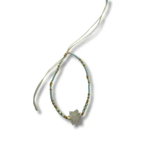 Bracciale regolabile con fiore di madreperla e perline di vetro