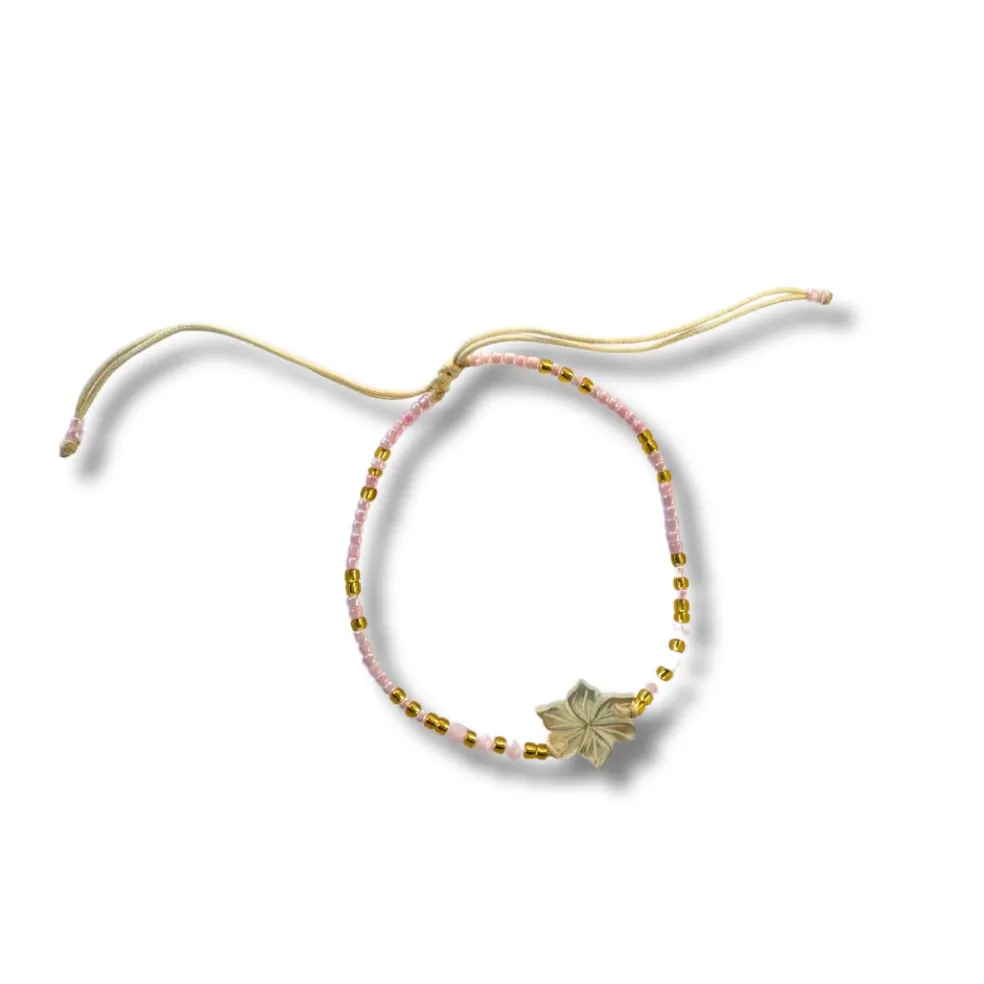 bracciale_regolabile_con__2.webp Bracciale regolabile con fiore di madreperla e perline di vetro