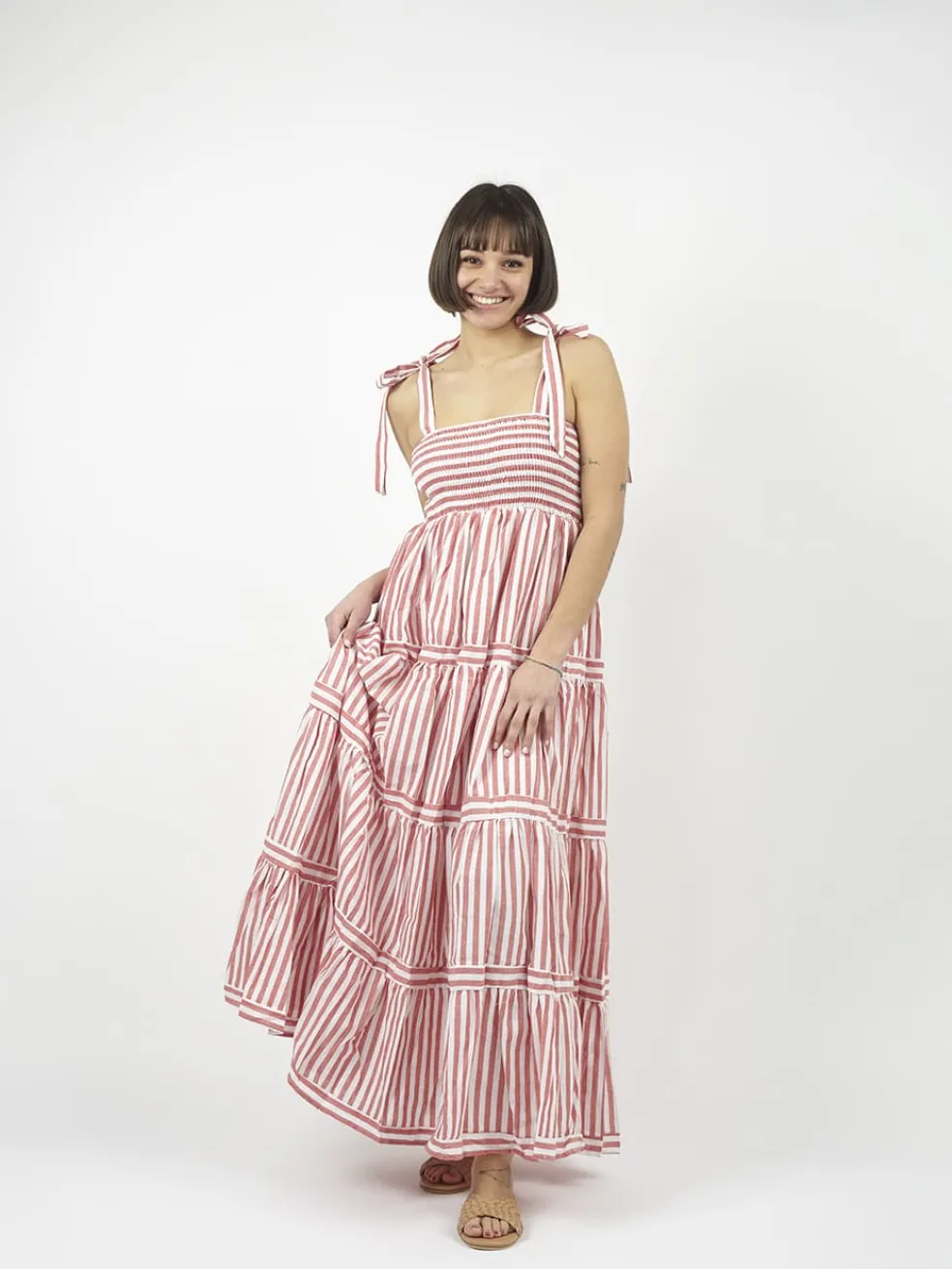 vestito_lungo_a_balze_con_0.webp Vestito lungo a balze con fantasia a righe Kelly