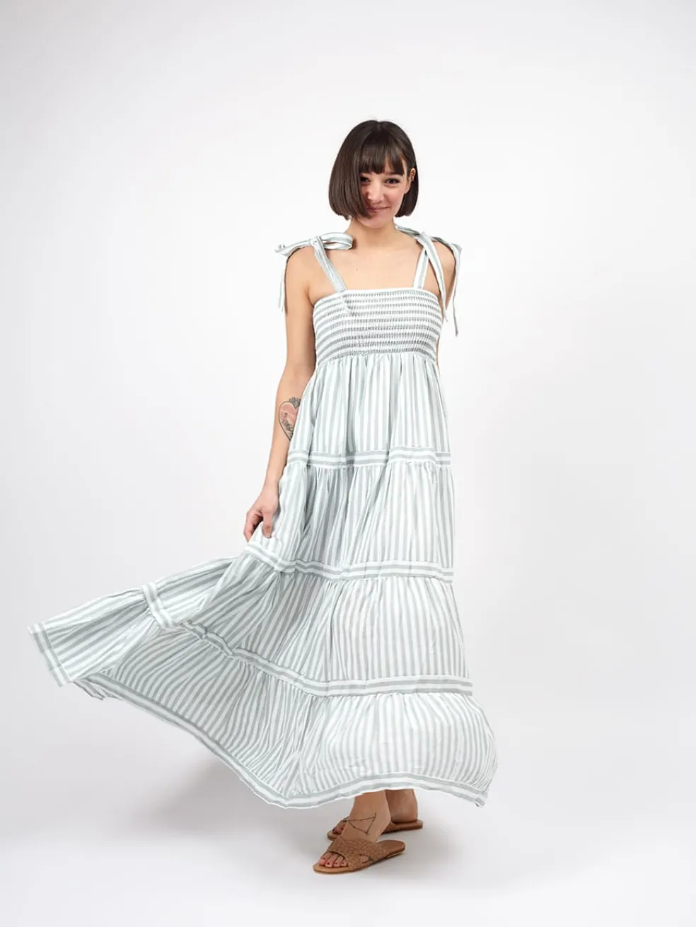 vestito_lungo_a_balze_con_1.webp Vestito lungo a balze con fantasia a righe Kelly