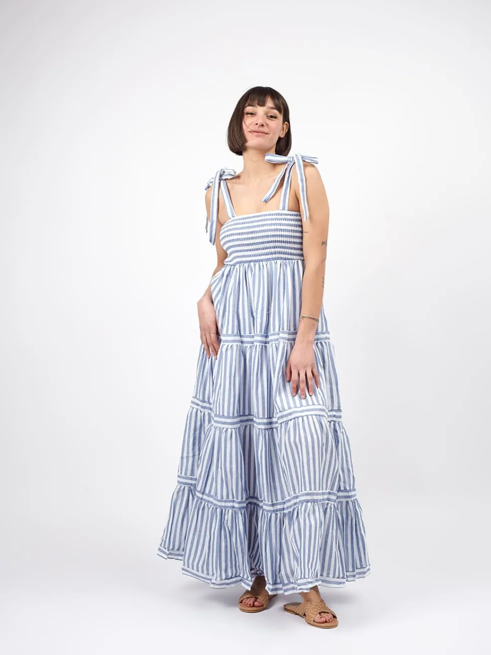 vestito_lungo_a_balze_con_2.webp Vestito lungo a balze con fantasia a righe Kelly