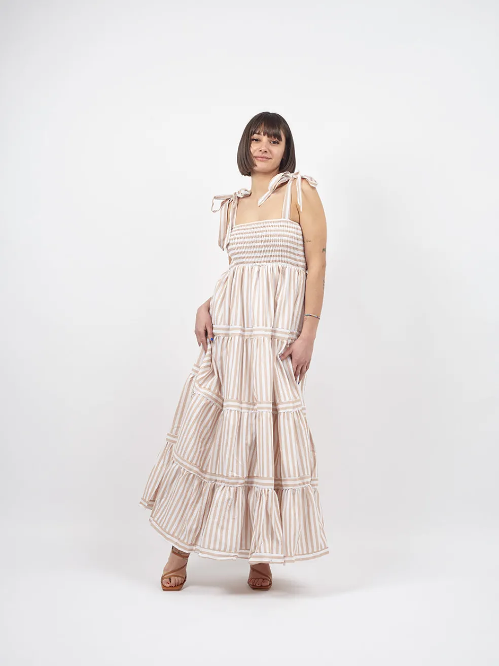 vestito_lungo_a_balze_con_3.webp Vestito lungo a balze con fantasia a righe Kelly