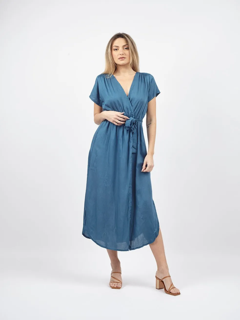 vestito_lungo_ad_incrocio_1.webp Vestito lungo ad incrocio con fusciacca Karlie