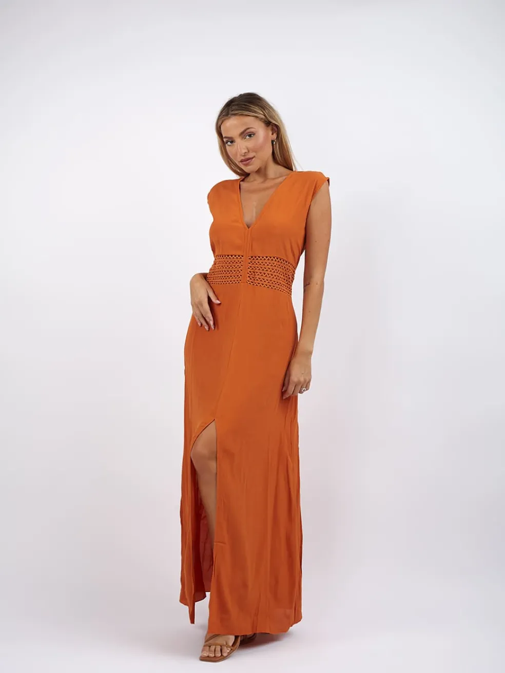 vestito_lungo_elegante_de_0.webp Vestito lungo elegante dettaglio ricamo Olena