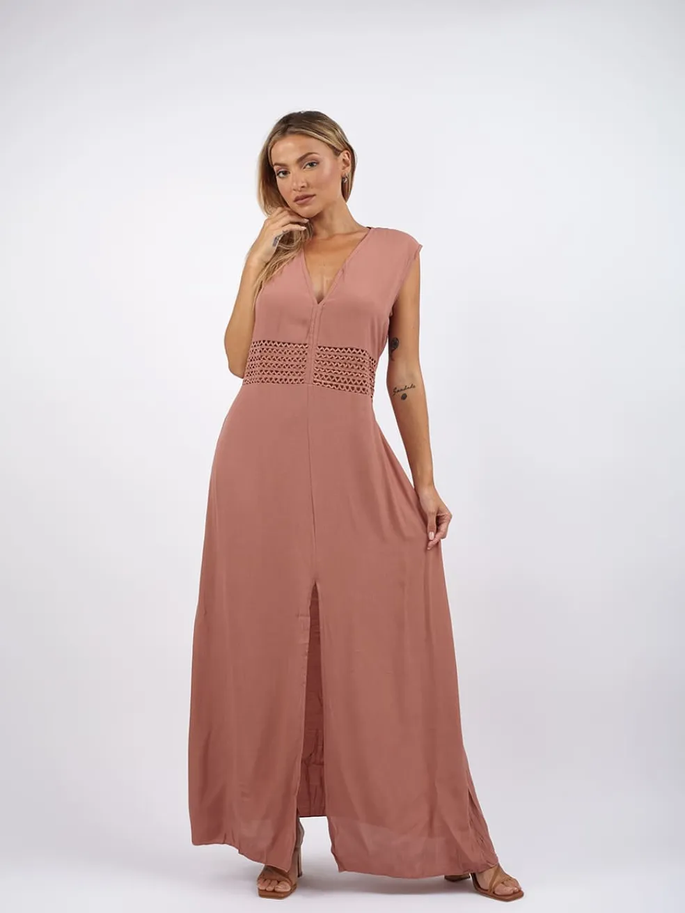 vestito_lungo_elegante_de_1.webp Vestito lungo elegante dettaglio ricamo Olena